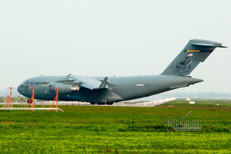 May bay van tai C-17 My lien tuc cat, ha canh tai Noi Bai-Hinh-7