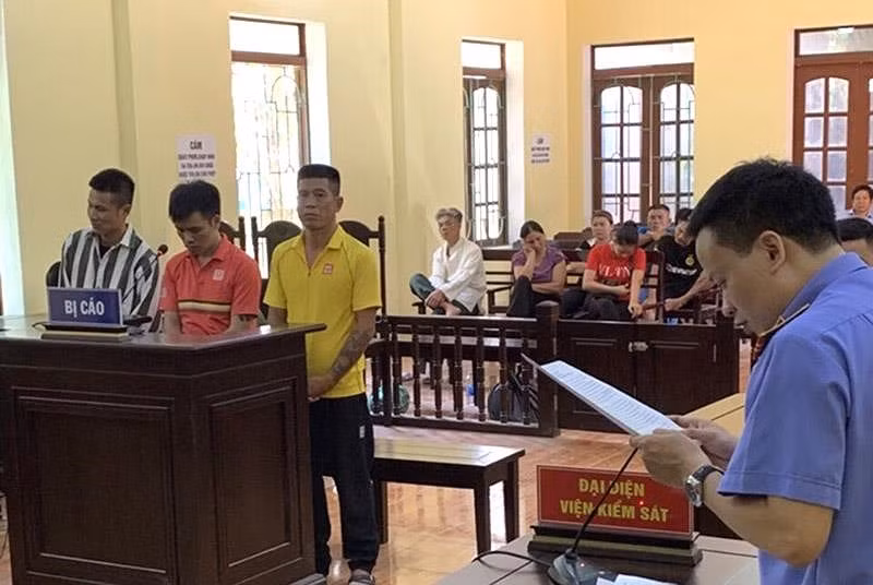 Tat nu nhan vien san bay, nhom doi tuong nhan 92 thang tu