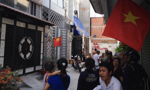 Thieu nu bang hoang chung kien canh cha dam chet me