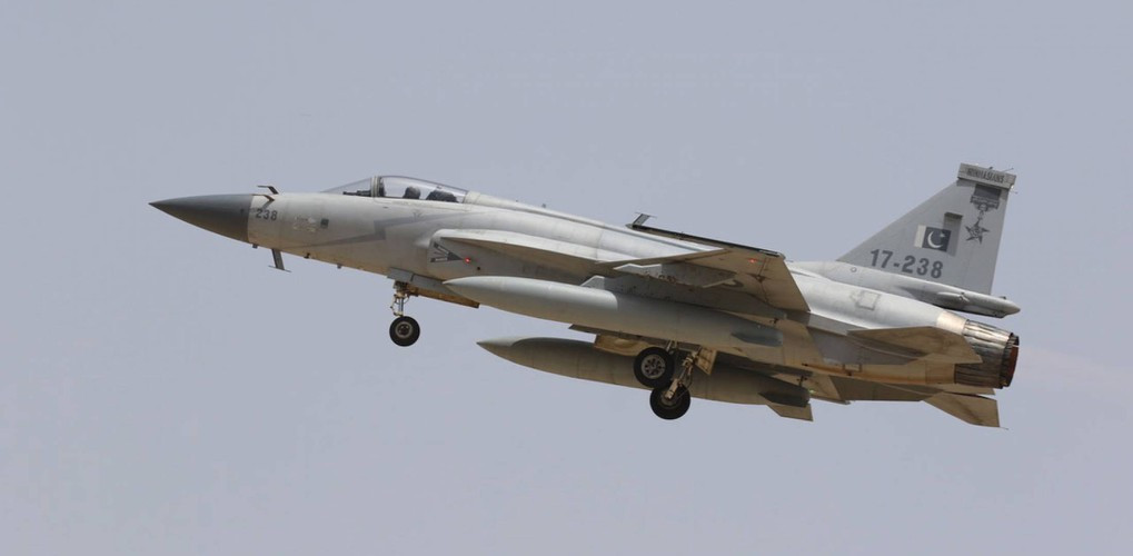 Ngoài ra đặc trưng của radar AESA đó là nó có khả năng nhảy tần số rất nhanh, mang lại độ chính xác cao và tránh được các biện pháp đối kháng điện tử của đối phương.