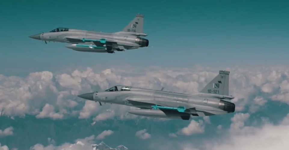 Điểm đáng nói nhất của JF-17 chính là giá thành dự kiến sẽ thấp hơn một nửa so với F-16 Block 70/72 Viper - phiên bản mới nhất của máy bay chiến đấu hạng nhẹ do Mỹ sản xuất.