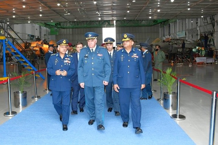 Một phái đoàn của không quân Ukraine (UAF) do Tư lệnh - Đại tướng Sergei Drozdov dẫn đầu đã đến thăm Tổ hợp Hàng không Pakistan (PAF), dẫn tới suy đoán rằng Kiev đang xem xét việc mua tiêm kích được sản xuất tại đây.
