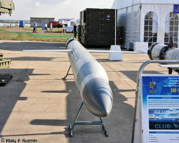 Kalibr bay ở độ cao từ 50 – 150m, khi đến gần mục tiêu tên lửa hạ độ cao xuống còn 20m và tấn công với tốc độ siêu âm, điều này khiến việc đánh chặn nó là rất khó khăn.