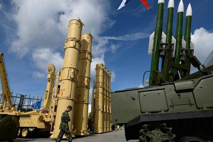 Moskva được cho là muốn lắp đặt hệ thống phòng không S-300 hoặc S-400 hiện đại ở Libya, Đô đốc Berg nhận định điều đó vẫn chưa xảy ra, nhưng nhiều khả năng viễn cảnh trên sẽ đến sớm.