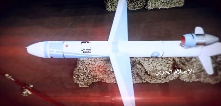 Chuyên trang theo dõi tình hình tại Trung Đông Southfront cho rằng, với tốc độ tối đa đạt được, hiện không có hệ thống phòng không trên hạm nào của Saudi đủ sức đánh chặn Badir-F dù đó là Patriot. Ảnh trong bài: Houthi giới thiệu một số vũ khí mới.