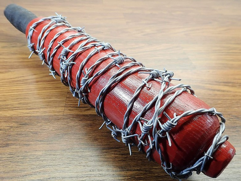 Sau những cáo buộc về việc sử dụng thanh kim loại hàn đinh sắt hay chùy cuốn dây thép gai thì lính Trung Quốc thời gian gần đây đã xuất hiện thường xuyên hơn ở biên giới với trường đao, giáo dài, côn sắt…