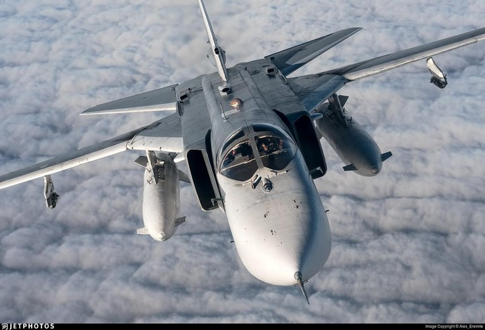 Trần bay 11.000 m, phi hành đoàn có 2 người.Khả năng hoạt động trong mọi điều kiện thời tiết và cả đêm lẫn ngày của Su-24 thực hiện được nhờ hệ thống định vị Puma, bao gồm 2 radar định vị Orion-A và một radar giám sát mặt đất Relyef.