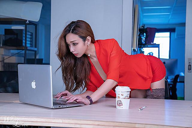 Theo tìm hiểu, đây không phải lần đầu Hoàng Mi hóa thân thành thư ký, trước đó, đã vài lần cô nàng gây chao đảo cộng đồng mạng với tạo hình thư ký vô cùng xinh đẹp, cuốn hút.