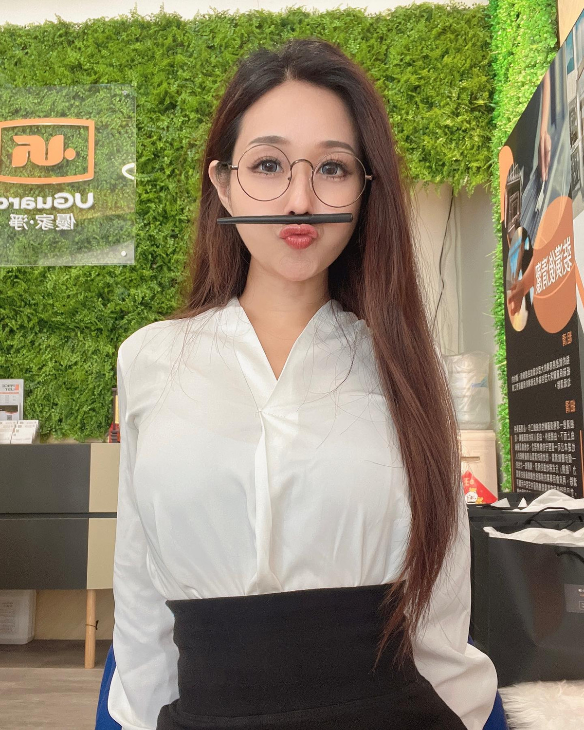 Mới đây, cư dân mạng Trung Quốc đang lan truyền những hình ảnh về một nữ thư ký xinh đẹp, nóng bỏng, thích diện đồ khoe đường cong cơ thể.