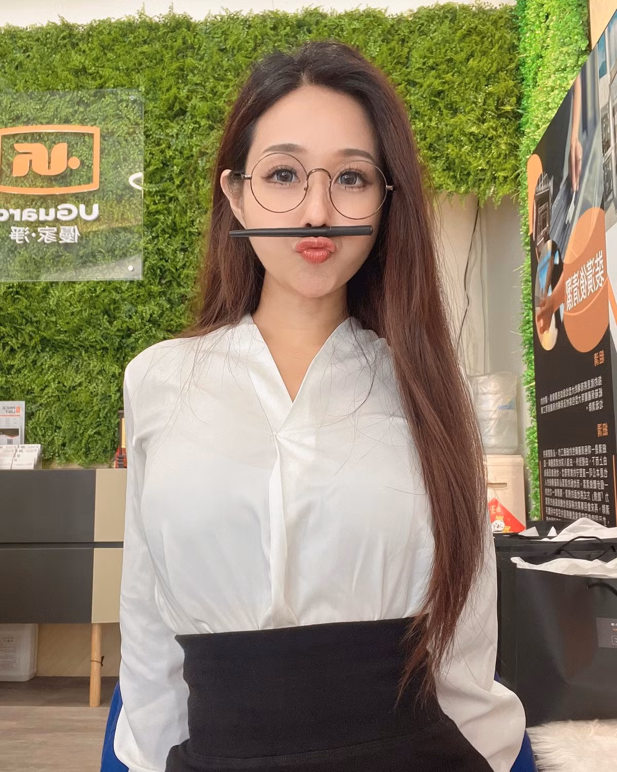 Mới đây, cư dân mạng Trung Quốc đang lan truyền những hình ảnh về một nữ thư ký xinh đẹp, nóng bỏng, thích diện đồ khoe đường cong cơ thể.