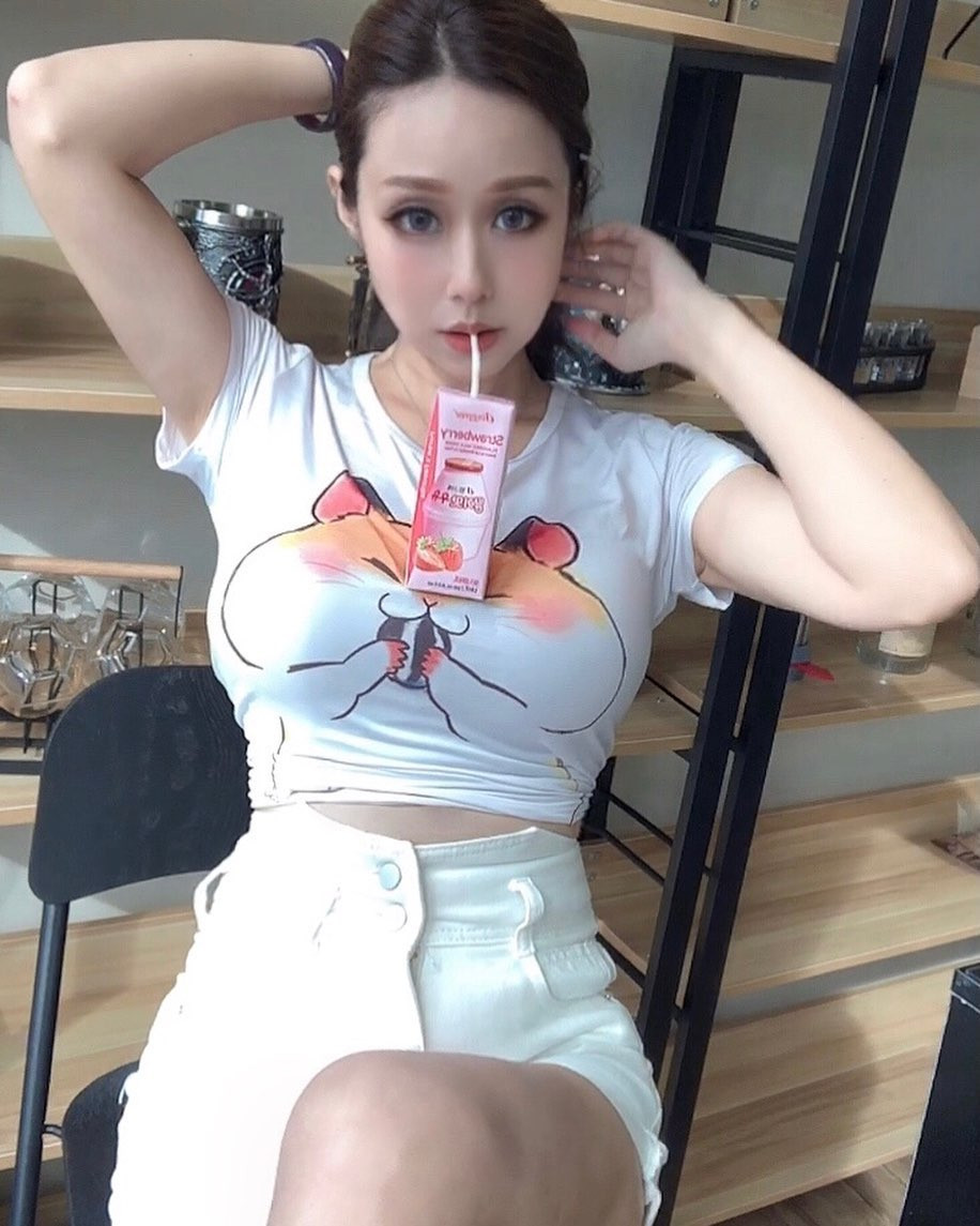 Cao 1m64, sở hữu khuôn mặt xinh đẹp, vòng một khủng, vòng eo thon thả cùng vòng ba đầy đặn vô cùng nóng bỏng, Hoàng Mi vốn có khí chất của một mỹ nhân.