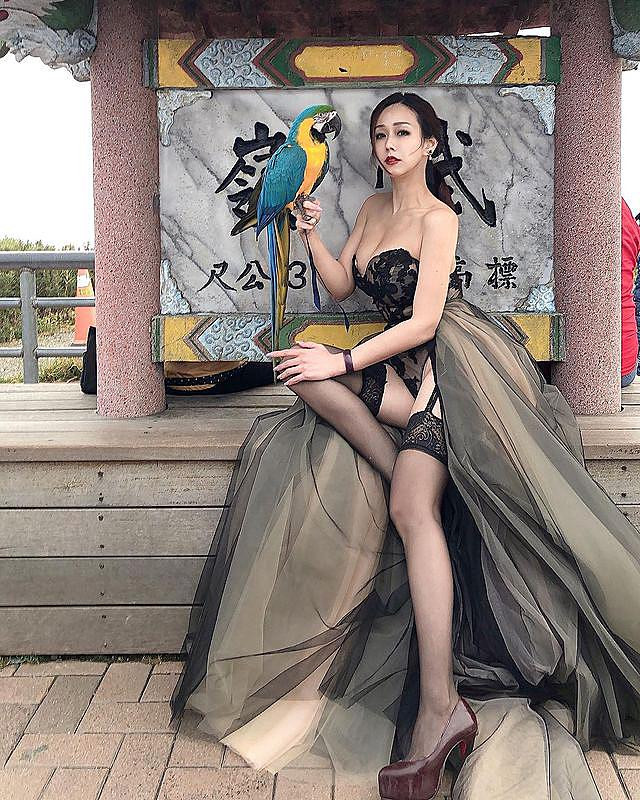 Trên trang cá nhân của Hoàng Mi, có thể thấy cô nàng cập nhật rất nhiều ảnh trong lúc làm việc.