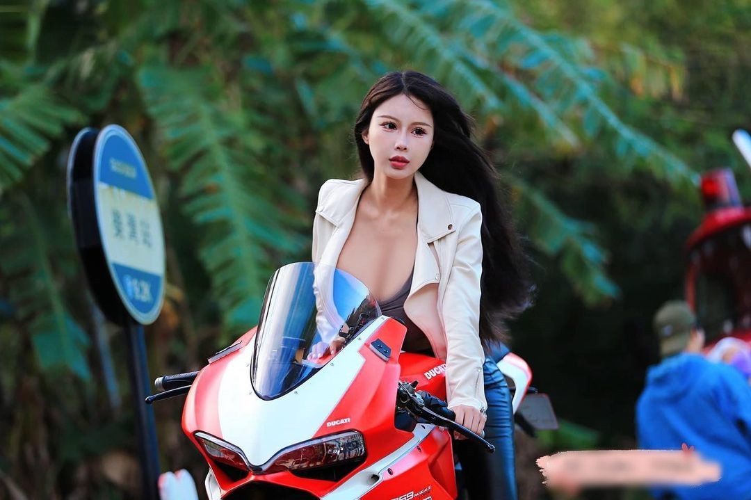 Theo tìm hiểu, hot girl Ngải Phi vốn nổi tiếng với khuôn mặt xinh đẹp như búp bê, vòng một cực khủng và đam mê xe phân khối lớn.