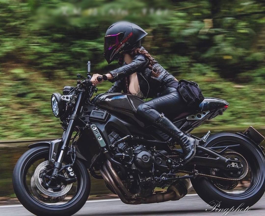 Thông thường, Ngải Phi sẽ diện đồ bảo hộ khá kín đáo khi di chuyển bằng xe phân khối lớn.