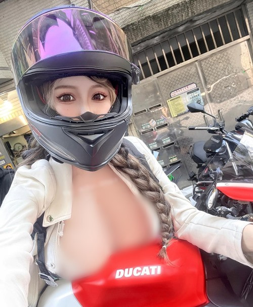 Thực tế, vốn dĩ Ngải Phi đã có gu thời trang cực kỳ mát mẻ. Cô nàng thường xuyên diện áo hai dây, áo quây, crop top, khoe bộ ngực siêu khủng cup G.