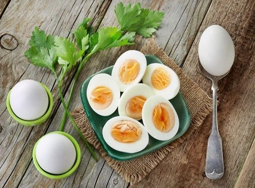 Ngay nao cung an trung luoc, nguoi dan ong gap hoa ron nguoi vi...