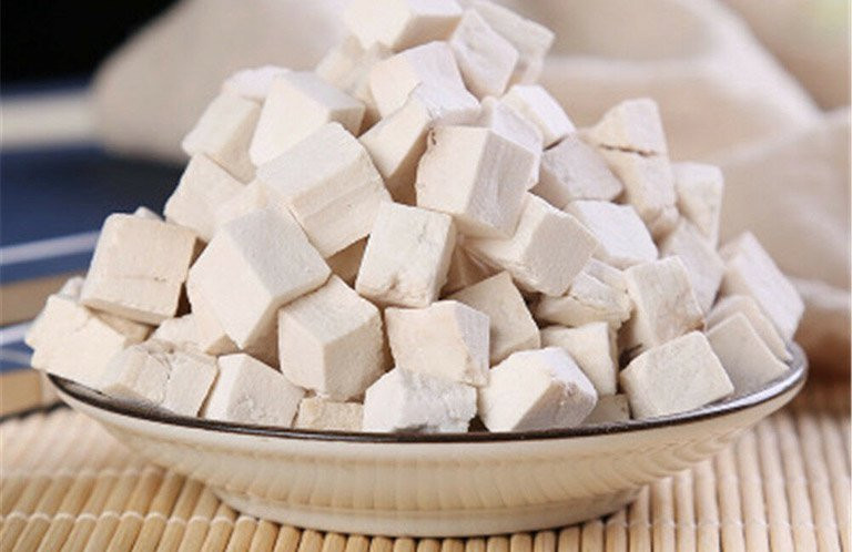 Thứ nhất là phục linh. Phục linh là một loại thảo dược của Trung Quốc, có tác dụng tiêu sưng, lợi tiểu, ngoài ra còn có tác dụng chăm sóc sức khỏe, làm dịu chứng suy nhược của lá lách và dạ dày.