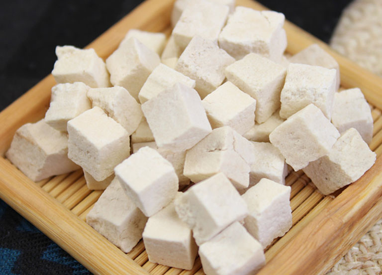 Sử dụng phục linh thường xuyên không chỉ giúp loại bỏ lượng ẩm dư thừa trong cơ cơ thể mà còn làm giảm bệnh viêm tuyến tiền liệt cho các bạn nam, rất có lợi cho cơ thể chúng ta.