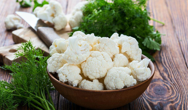 Thứ hai là súp lơ trắng. Súp lơ trắng là một loại rau thông dụng rất giàu vitamin, khoáng chất và caroten, các bạn nam thường xuyên ăn súp lơ trắng còn có thể có tác dụng phòng, chống ung thư và cải thiện quá trình tái tạo tế bào, rất hữu ích để làm thuyên giảm bệnh viêm tuyến tiền liệt.