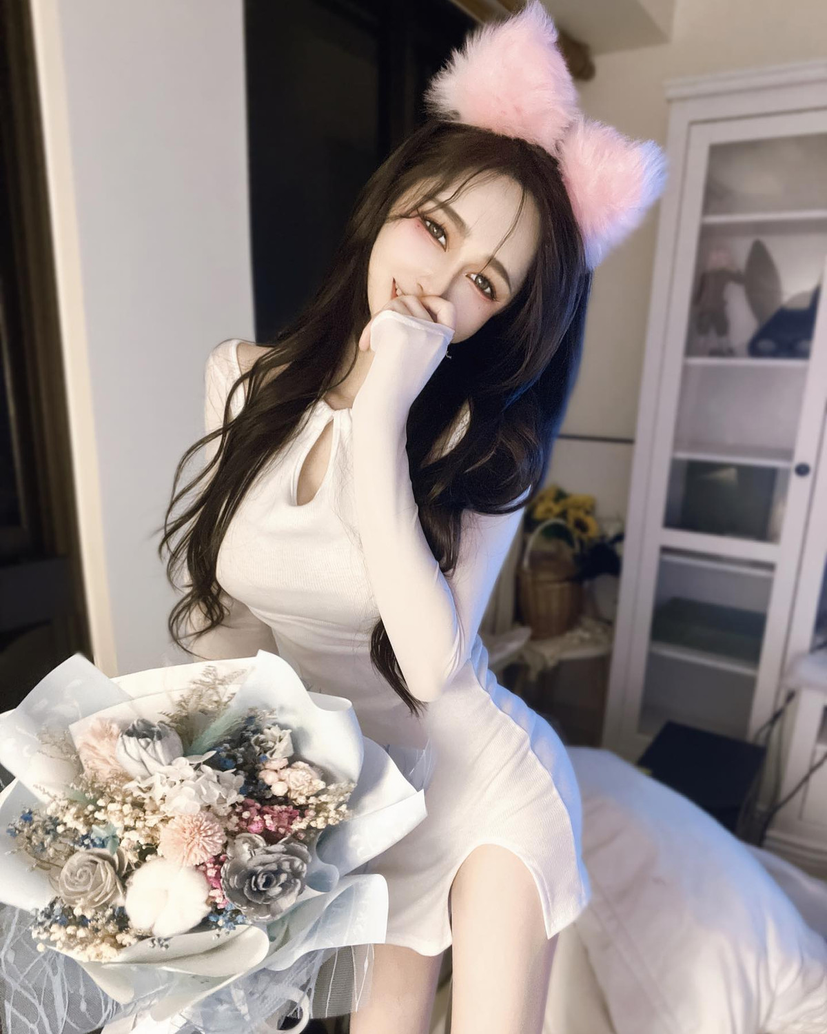 Mật Toa cao 163cm, dáng người chữ S, vòng một 34E vô cùng hấp dẫn. Những đường cong gập ghềnh và những đường nét khuôn mặt thanh tú như búp bê khiến Mật Toa trông chẳng khác nào hot girl truyện tranh.