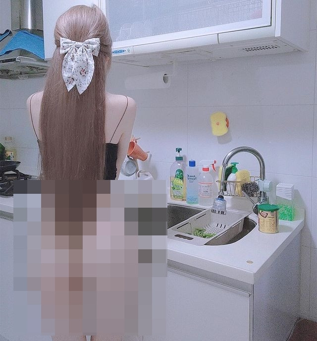 Mới đây, Mật Toa gây sốc khi đăng tải hình ảnh cô nàng diện nội y để rửa rau, nấu ăn.