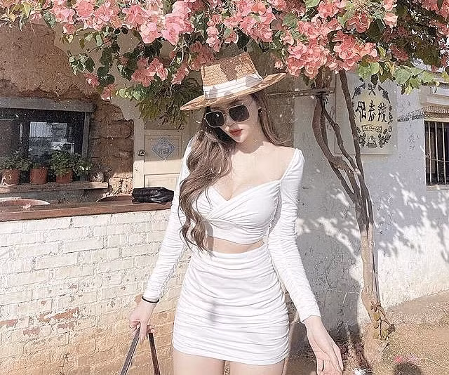 Cô nàng thường chỉ khoe dáng vóc nóng bỏng ở mức độ vừa phải, nhận được nhiều sự tán dương của cư dân mạng.