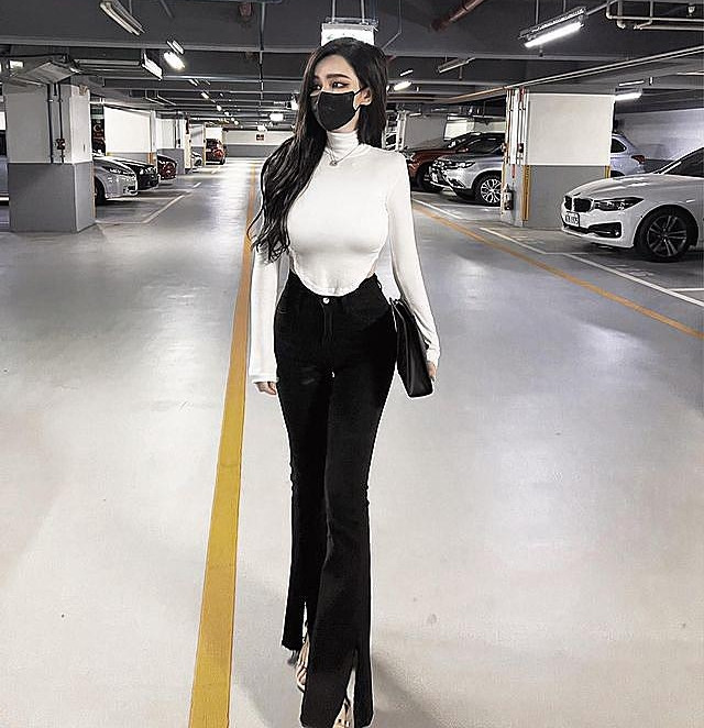 Trong ảnh là Mật Toa diện đồ "kín cổng cao tường" nhưng vẫn vô cùng thu hút nhờ thân hình đẹp chuẩn.