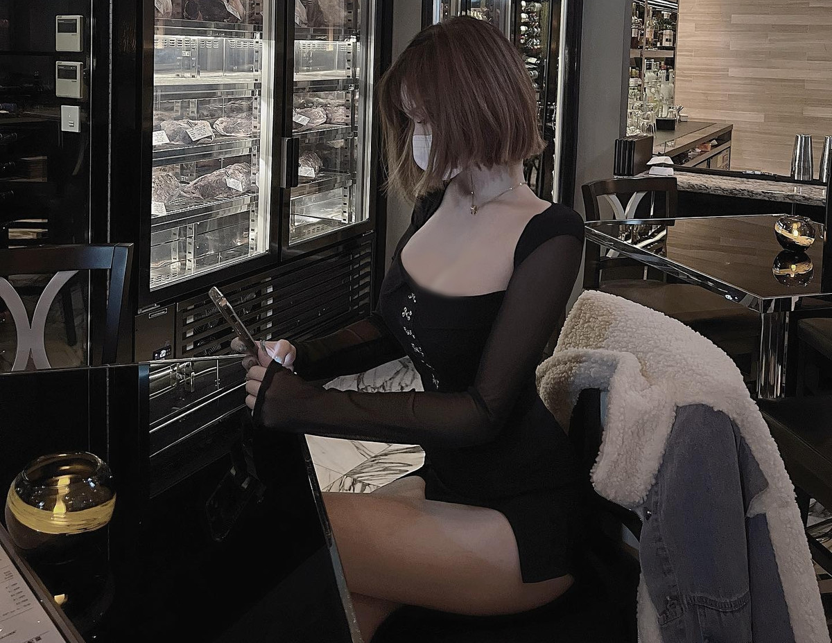 Những set đồ mà Mật Toa lựa chọn đều là những set đồ "hở trên co dưới", tuy nhiên không quá hở hang, phản cảm.