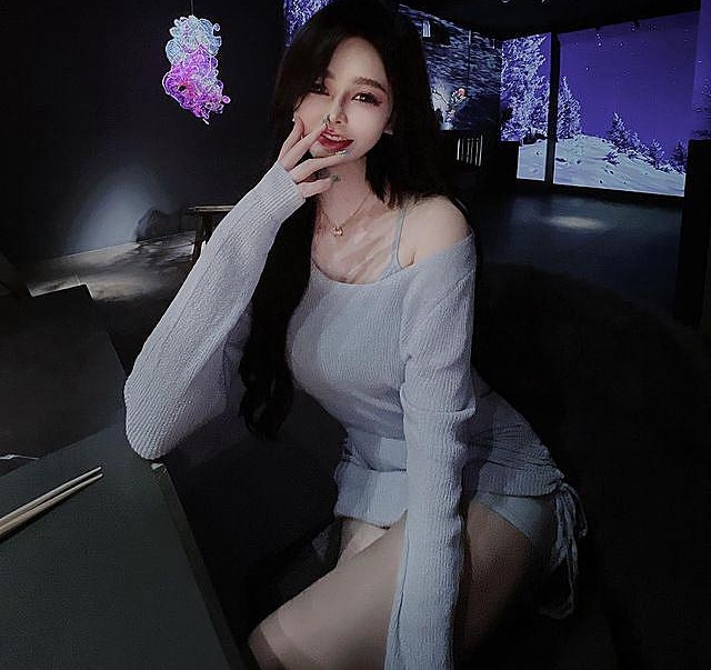 Bởi thực tế, dù mặc khá kín đáo, Mật Toa vẫn phô diễn được những đường cong quyến rũ của mình.