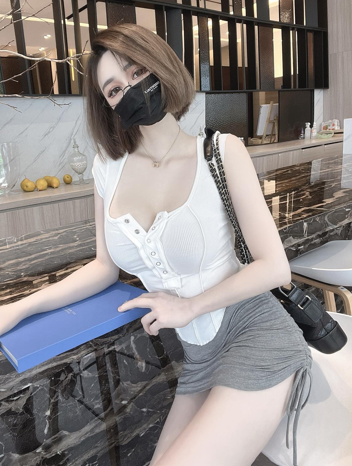 Đa số mọi người đều tỏ ra choáng váng trước sự táo bạo bất ngờ của cô nàng. Không ít người chỉ trích hot girl là chiêu trò rẻ tiền, bất chấp liêm sỉ. sĩ diện.