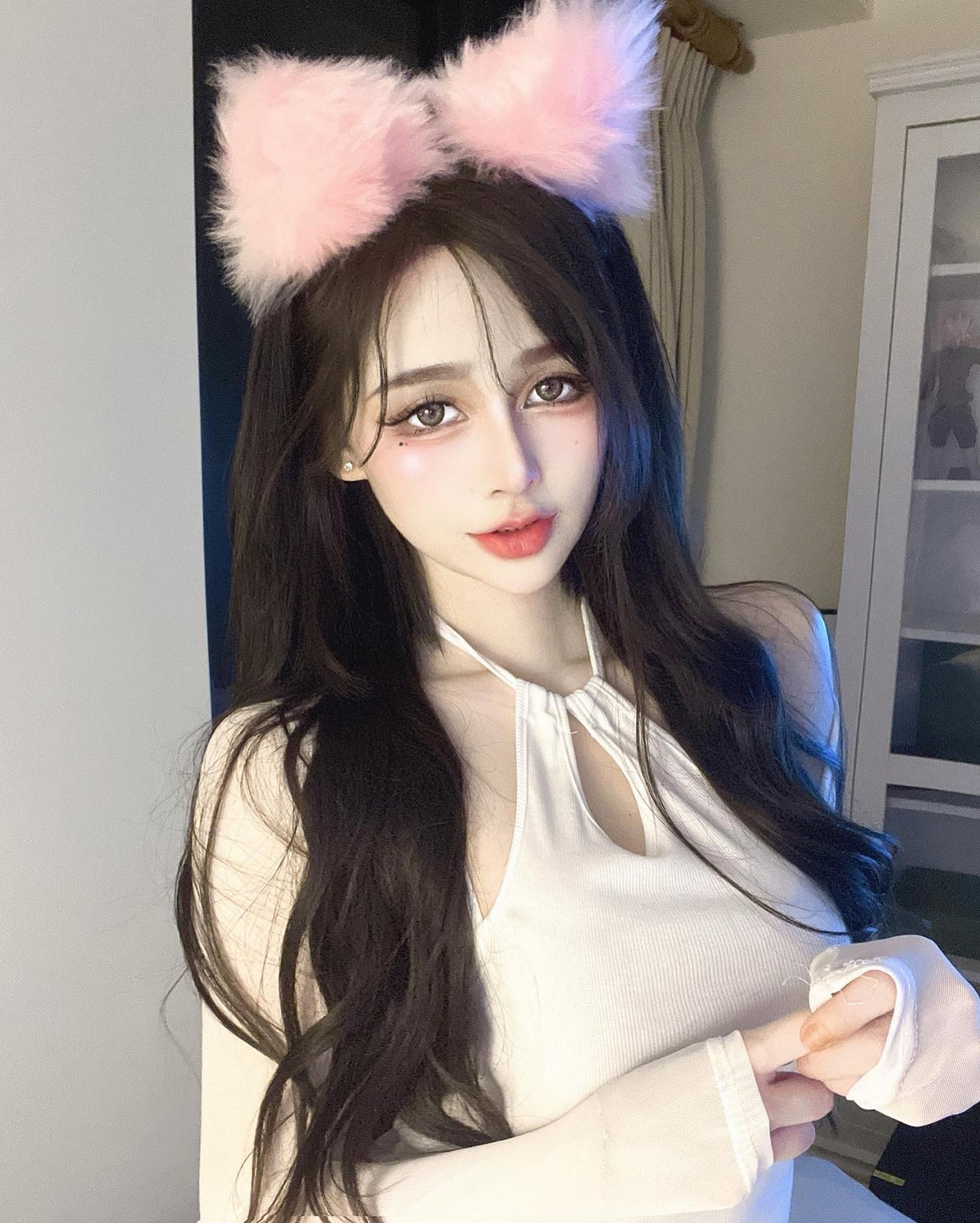 Mật Toa, người Trung Quốc, là một trong những hot girl gợi cảm nổi tiếng. Nhờ nhan sắc và dáng vóc hơn người, cô còn được mệnh danh là "nữ thần gợi cảm".