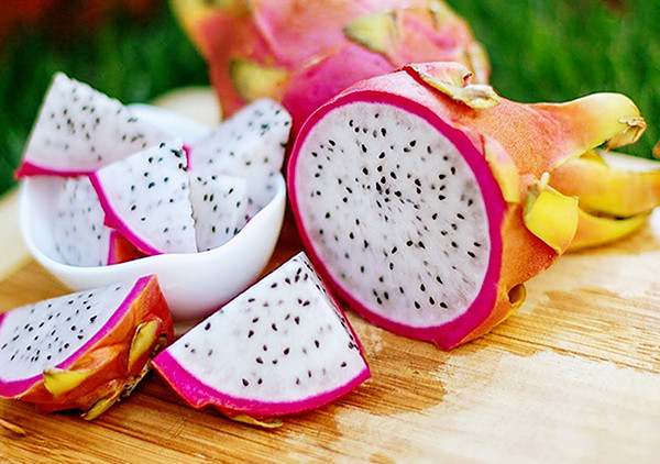 Về sự giống nhau, cả hai loại thanh long có hàm lượng kẽm cao, tốt nhất trong số các loại trái cây tươi, chỉ ít hơn cam quýt. Kẽm là một trong những thành phần của insulin và các loại enzyme khác nhau trong cơ thể.