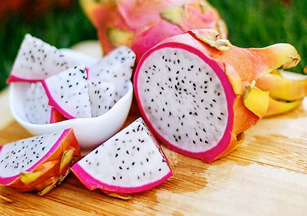 Về sự giống nhau, cả hai loại thanh long có hàm lượng kẽm cao, tốt nhất trong số các loại trái cây tươi, chỉ ít hơn cam quýt. Kẽm là một trong những thành phần của insulin và các loại enzyme khác nhau trong cơ thể.