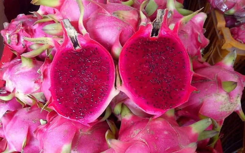 Giá cả hai loại cũng khá khác nhau, hầu như thanh long ruột đỏ đều được nhập khẩu nên giá tương đối đắt, trong khi giá thanh long ruột trắng tương đối rẻ. Vì vậy, giữa thanh long ruột trắng và thanh long ruột đỏ vẫn có sự khác biệt nhất định, tùy thuộc vào việc bạn thích ăn loại nào.