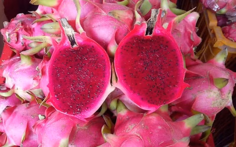 Giá cả hai loại cũng khá khác nhau, hầu như thanh long ruột đỏ đều được nhập khẩu nên giá tương đối đắt, trong khi giá thanh long ruột trắng tương đối rẻ. Vì vậy, giữa thanh long ruột trắng và thanh long ruột đỏ vẫn có sự khác biệt nhất định, tùy thuộc vào việc bạn thích ăn loại nào.