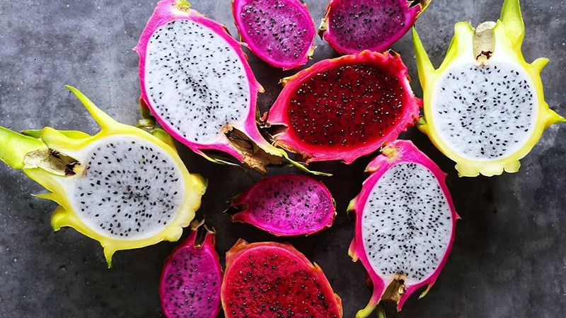 Thứ hai, giá trị dinh dưỡng của hai loại thanh long này cũng khác nhau Thanh long ruột đỏ có màu sáng hơn thì hàm lượng anthocyanin và vitamin C trong đó sẽ cao hơn.