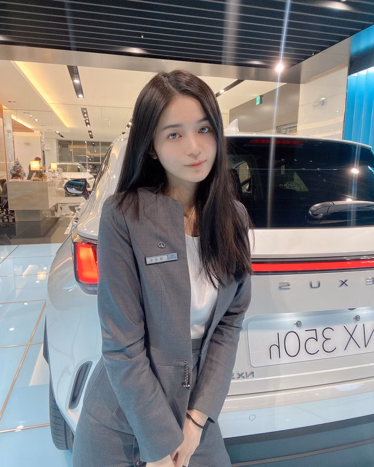 Theo tìm hiểu, Thần Thần là một nhân viên bán hàng ở show room xe hơi. Tuy nhiên, cô cũng là một hot girl, mẫu ảnh khá nổi tiếng.