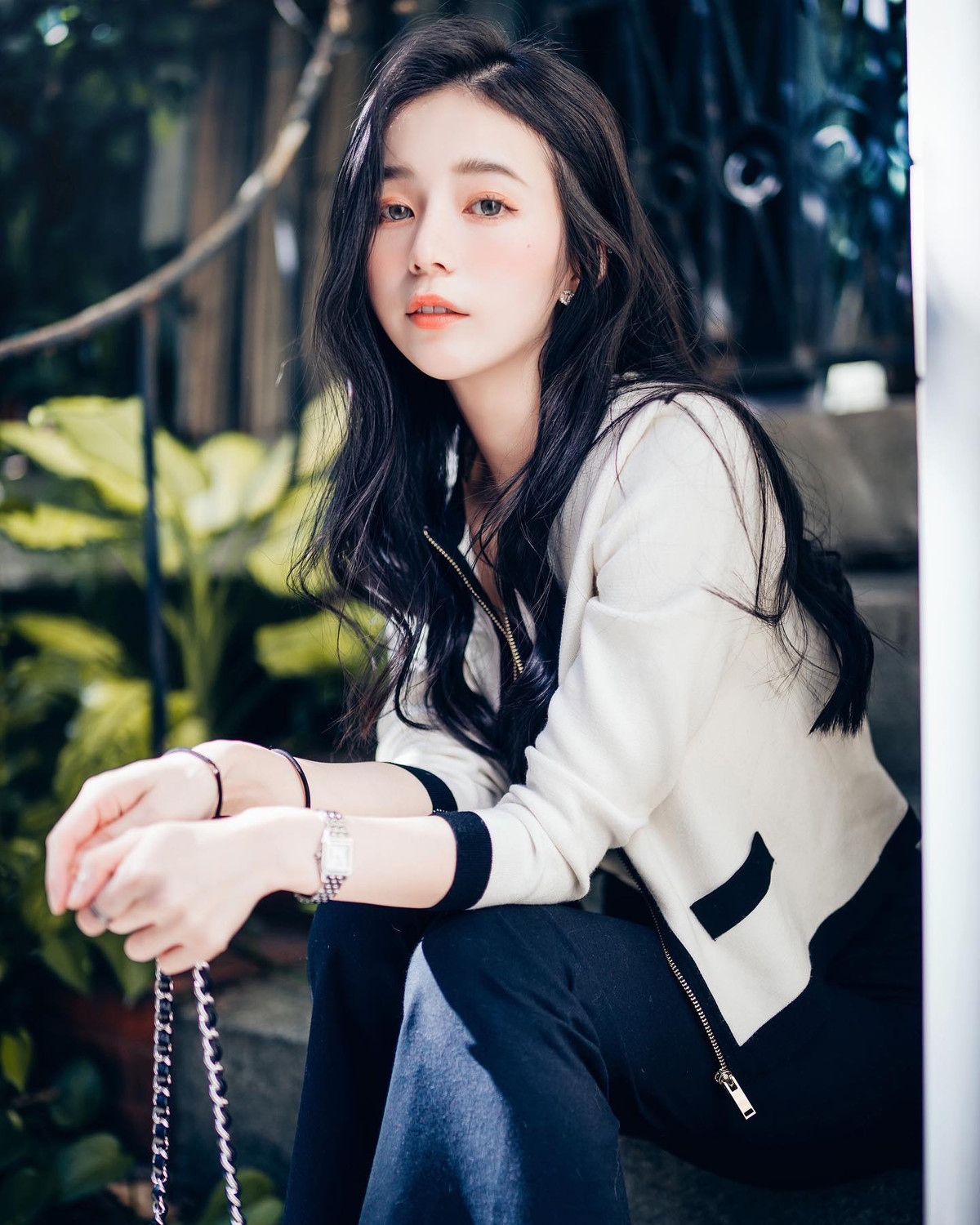 Nữ nhân viên không ngại “thả rông” khoe dáng nuột bên xế khủng Nu nhan vien khong ngai “tha rong” khoe dang nuot ben xe khung