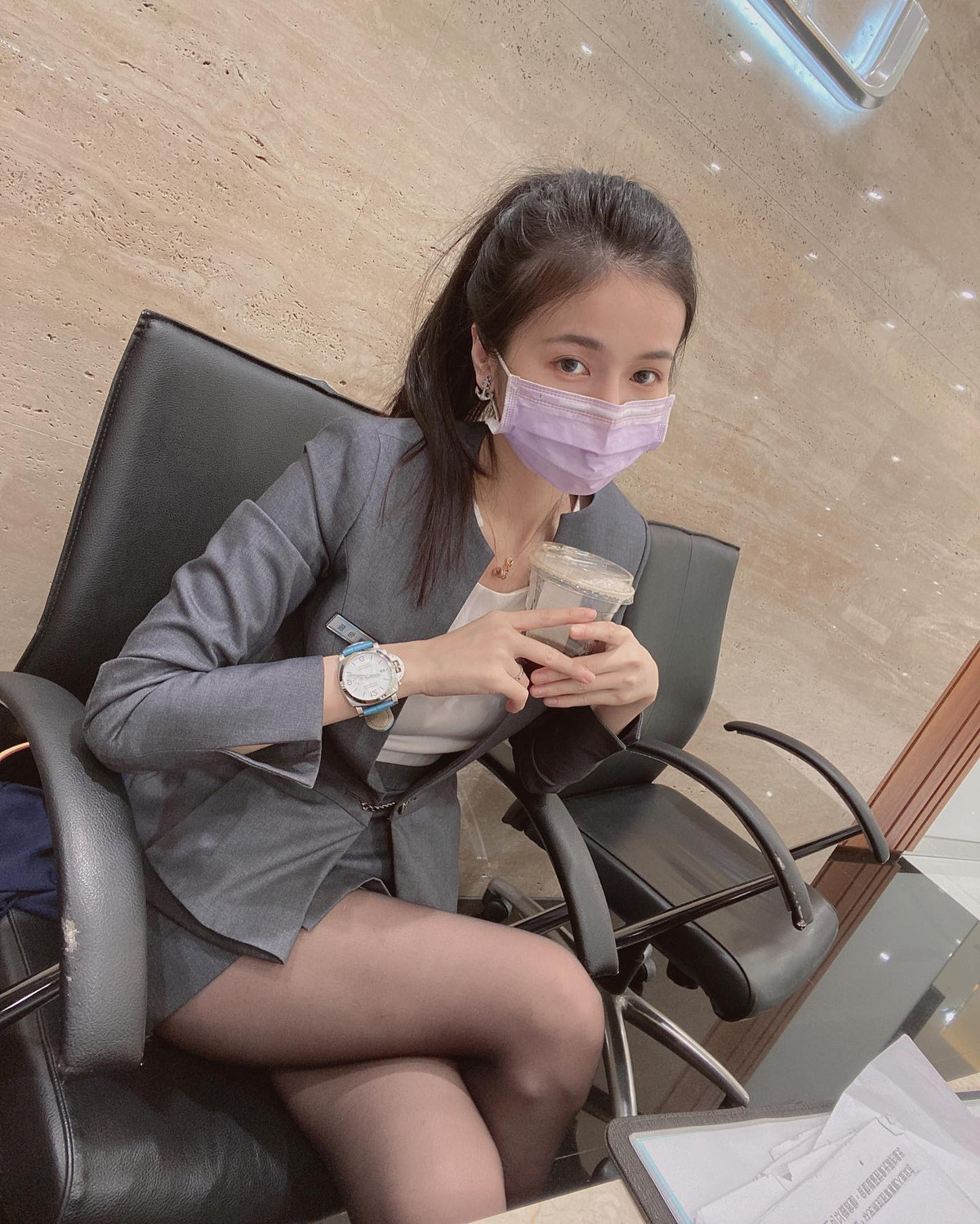 Chỉ riêng nụ cười ngọt ngào và giọng nói dịu dàng của cô nàng đã có thể khiến mọi người mê mẩn.