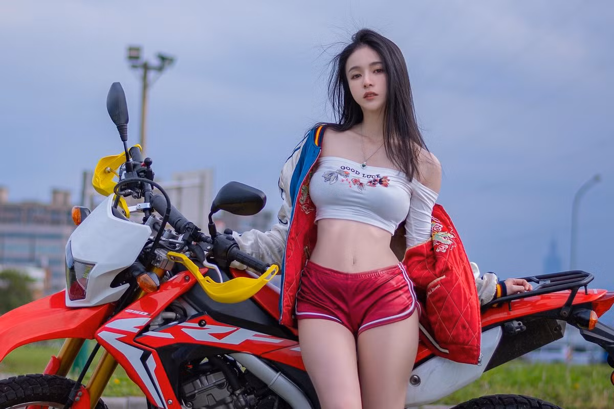 Thần Thần cũng từng xuất hiện gợi cảm bên nhiều xế xịn. Các fan hâm mộ của cô tán dương không ngừng nhan sắc của Thần Thần.