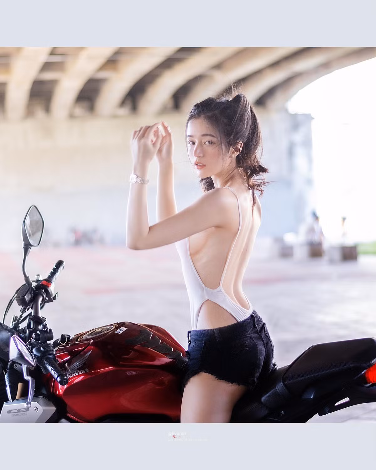 Mới đây, hot girl Thần Thần đã tung ra những hình ảnh diện đồ bó sát, cắt xẻ táo bạo và khoe dáng bên xế khủng.