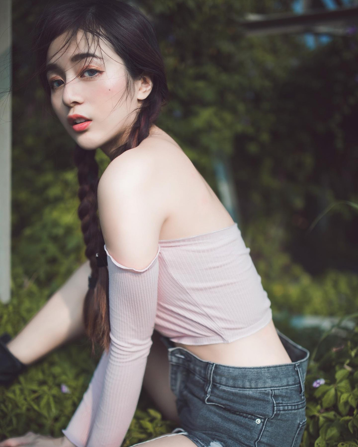 Sau khi rời khỏi công việc, Thần Thần sẽ thay trang phục đời thường và ngay lập tức lại biến thành nữ thần nóng bỏng. Tạo hình cũng thay đổi liên tục khiến người hâm mộ ngỡ ngàng, thích thú.