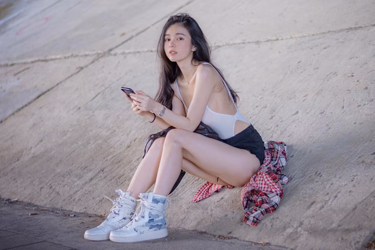 Mix cùng một chiếc quần short jeans màu đen cực ngắn và đôi giày cao cổ mạnh mẽ, tạo cảm giác vừa quyến rũ trẻ trung lại vừa năng động.