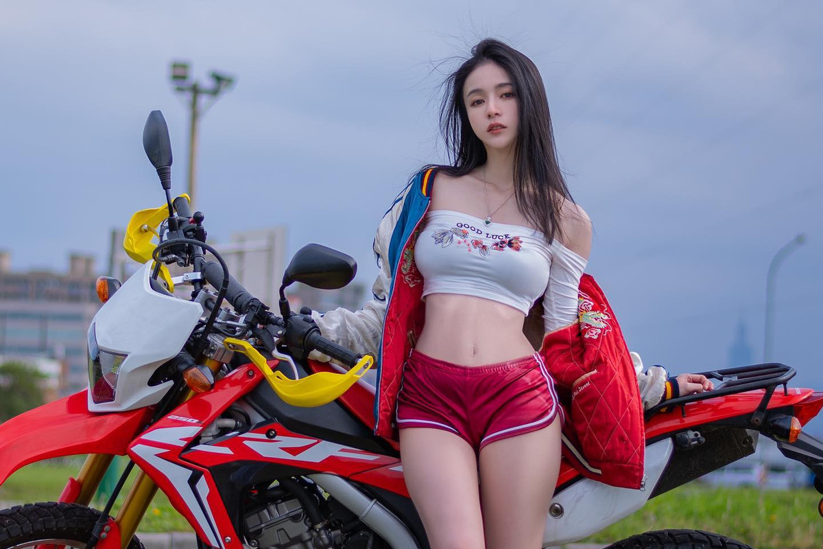 Thần Thần cũng từng xuất hiện gợi cảm bên nhiều xế xịn. Các fan hâm mộ của cô tán dương không ngừng nhan sắc của Thần Thần.