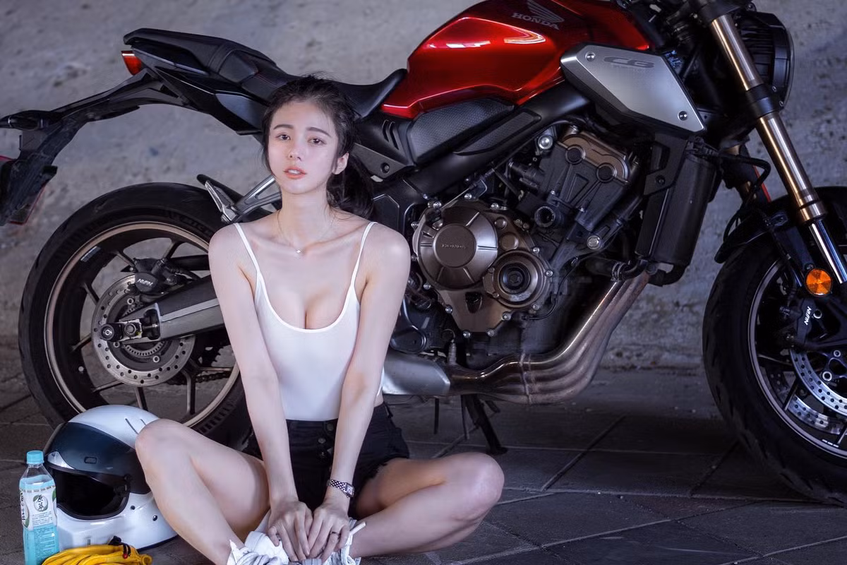 Đa số đều tán dương nhan sắc đẹp hút hồn của cô nàng và cho rằng, chỉ có dáng vóc của Thần Thần mới khiến một bộ đồ đơn giản trở nên bắt mắt như thế.