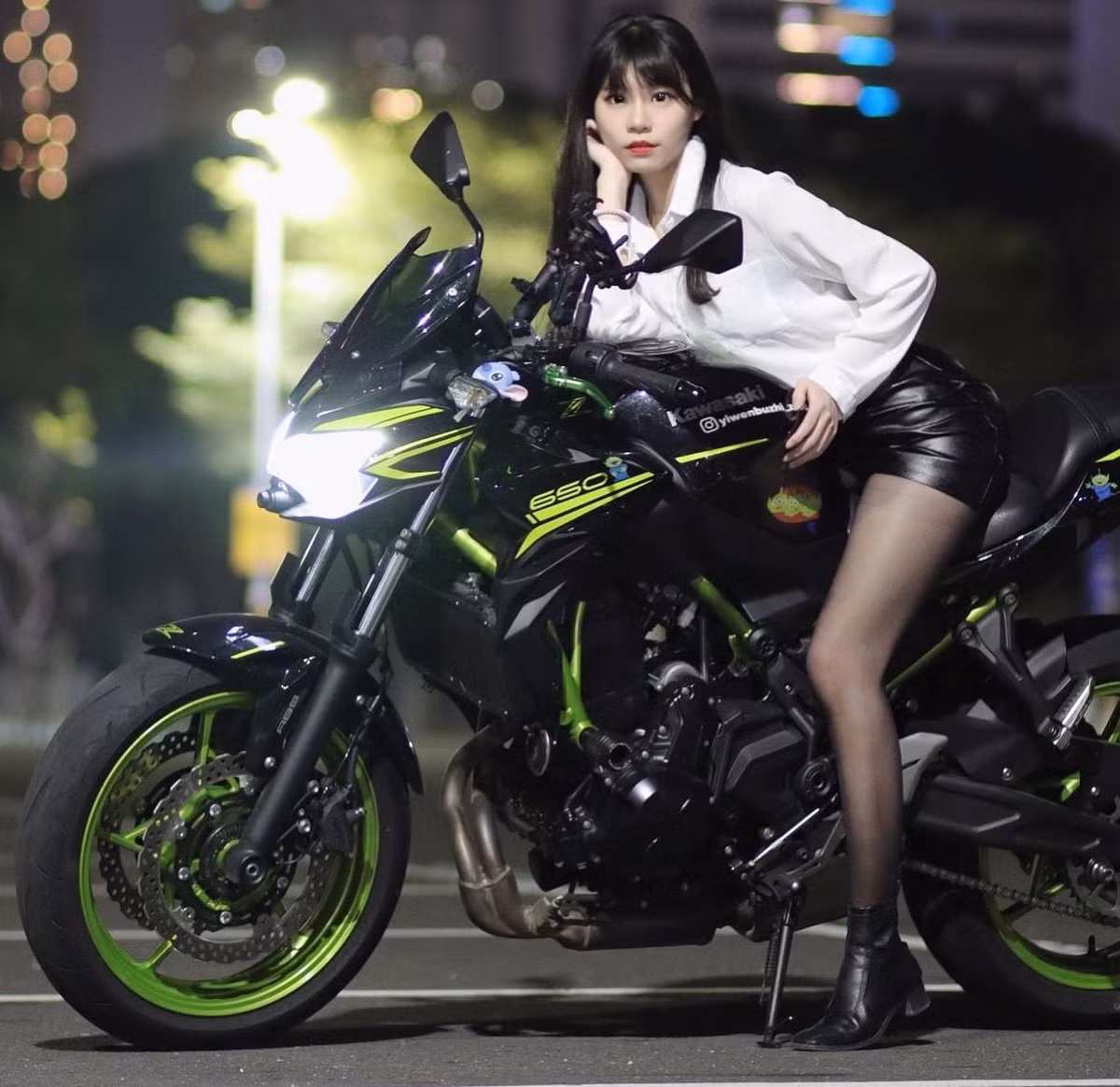 Thế nhưng, ít ai biết được, hot girl xinh đẹp mê xe phân khối lớn này là một nữ y tá, làm việc cực kỳ tận tâm.