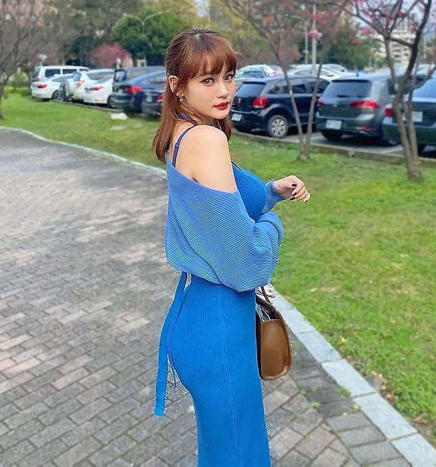 Theo tìm hiểu, Jocelyn sinh năm 1998, năm nay 24 tuổi. Nhờ khuôn mặt đẹp tinh xảo và thân hình bốc lửa, nóng bỏng, Jocelyn nhận được sự quan tâm, chú ý từ đông đảo cư dân mạng.