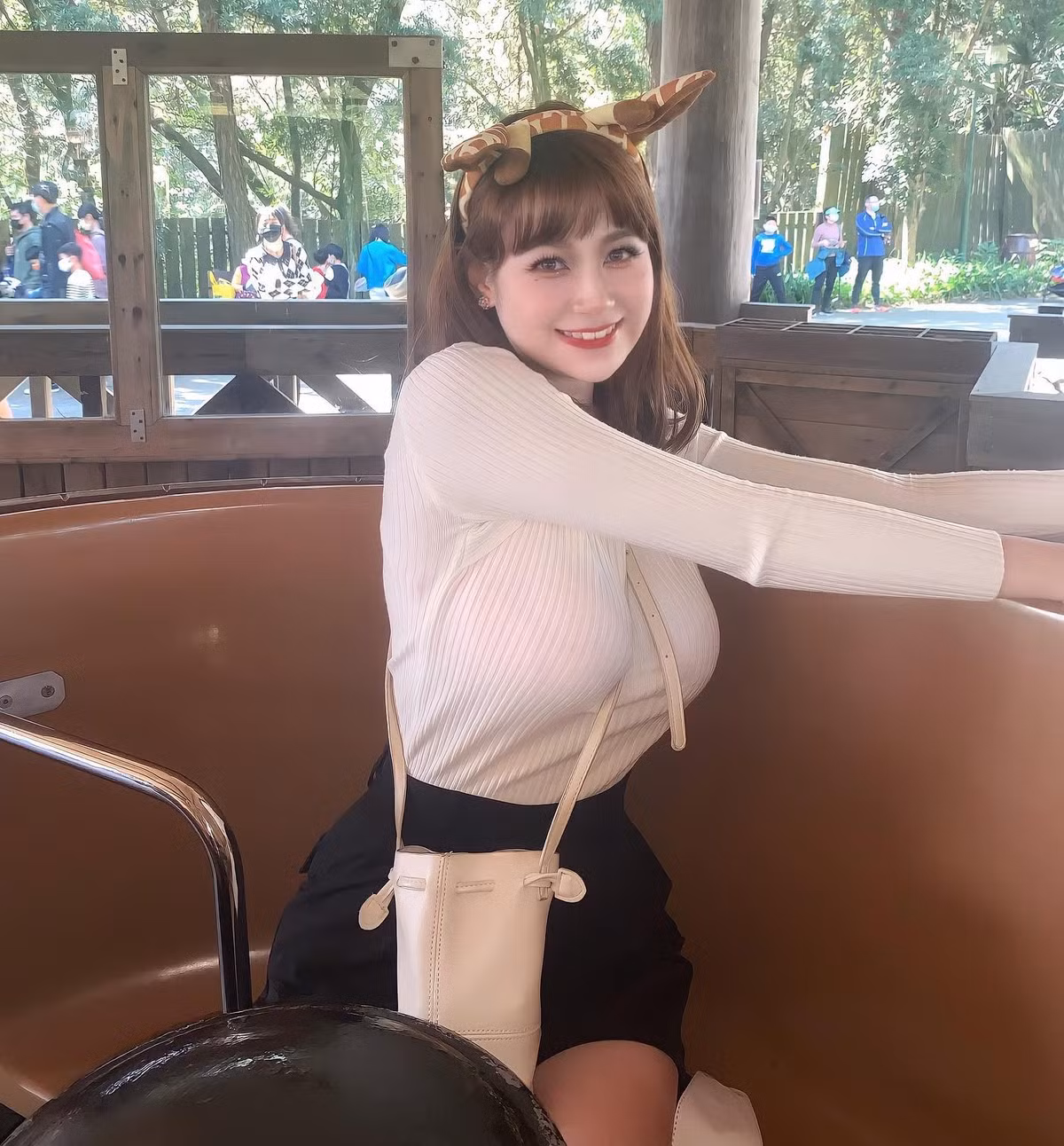 Theo nhiều người hâm mộ, nữ bác sĩ có khuôn mặt hệt như con lai, vừa Âu và Á, cực kỳ cuốn hút.