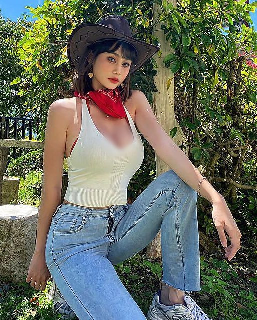 Có người hâm mộ bênh vực cô nàng, cho rằng mốt hở chân ngực được rất nhiều sao quốc tế thử qua, không ai bị chỉ trích. Tuy nhiên, đa số mọi người cho rằng, xu hướng đó không áp dụng với bikini, do vậy những hình ảnh của Jocelyn vẫn rất phản cảm.