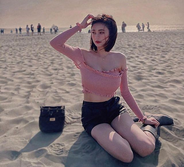 Jocelyn thường xuyên diện đồ bó sát, cắt xẻ, khoe đường cong cơ thể cực kỳ quyến rũ của cô nàng.